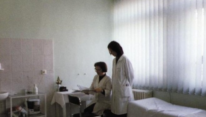 Etichete “cu pret” pe cabinetele medicale ale primariei. Din 2014. Etichete “cu pret” pe cabinetele medicale ale primariei. Din 2014.