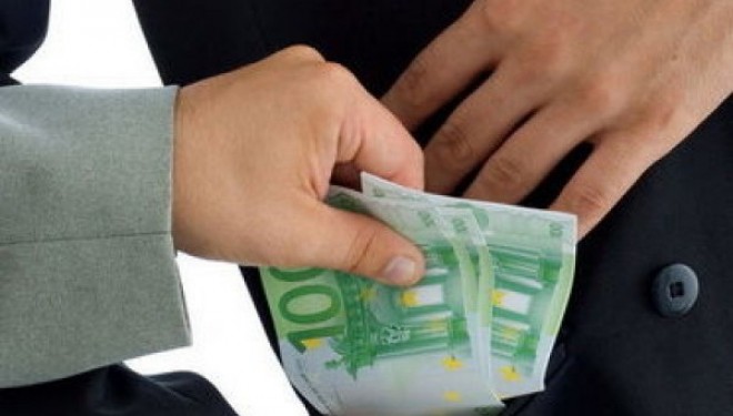Licitatii suspecte la Ministerul Sanatatii. Un olandez ar fi mituit functionari publici pentru a castiga contracte cu statul Licitatii suspecte la Ministerul Sanatatii. Un olandez ar fi mituit functionari publici pentru a castiga contracte cu statul