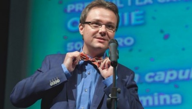 Vlad Mixich din medic a ajuns un jurnalist serios. Are si ochelari in sensul asta Vlad Mixich din medic a ajuns un jurnalist serios. Are si ochelari in sensul asta