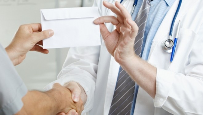 Medicul care şi-a umilit pacientul pentru a scăpa de condamnare Medicul care şi-a umilit pacientul pentru a scăpa de condamnare