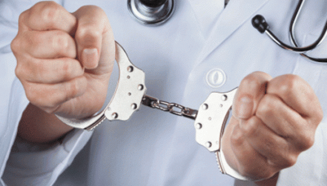 13 medici, puşi sub acuzare 13 medici, puşi sub acuzare