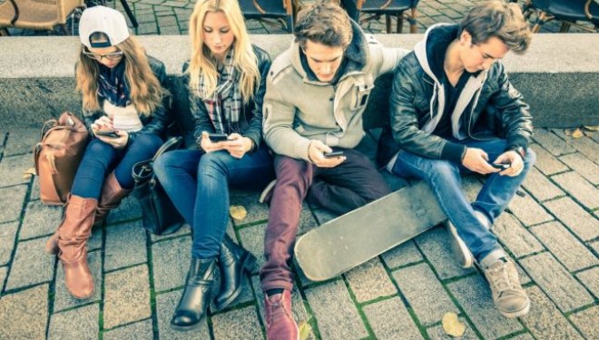 O noua boala a tinerilor: cocoasa data de smartphone sau de tableta. Cum apare si cum o prevenim – explicatia medicilor O noua boala a tinerilor: cocoasa data de smartphone sau de tableta. Cum apare si cum o prevenim – explicatia medicilor