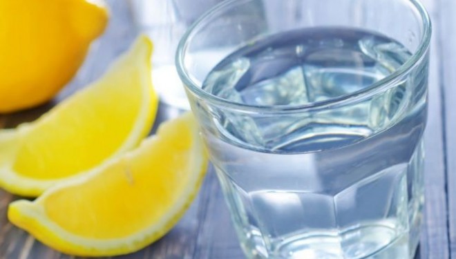 Apa calda cu lamaie, un elixir miraculos sau un adevarat pericol pentru stomac? Apa calda cu lamaie, un elixir miraculos sau un adevarat pericol pentru stomac?