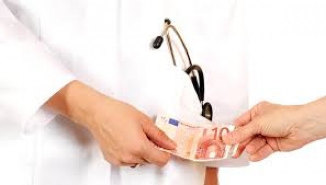 MURES. Un medic care a luat șpagă s-a căit și a scăpat de pușcărie, deși era „recidivist” MURES. Un medic care a luat șpagă s-a căit și a scăpat de pușcărie, deși era „recidivist”