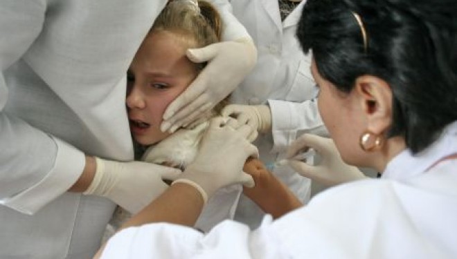 Puţini dintre copiii care trăiesc în cartierul Valea Rece din Târgu Mureş au trecut vreodată pragul unui cabinet medical. Puţini dintre copiii care trăiesc în cartierul Valea Rece din Târgu Mureş au trecut vreodată pragul unui cabinet medical.