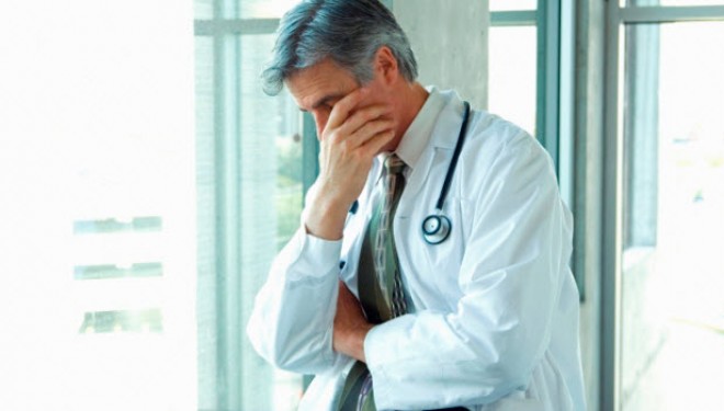 În România muncești până mori! 1.280 LEI/LUNĂ, PREŢUL VIEŢII UNUI MEDIC DE ELITĂ În România muncești până mori! 1.280 LEI/LUNĂ, PREŢUL VIEŢII UNUI MEDIC DE ELITĂ