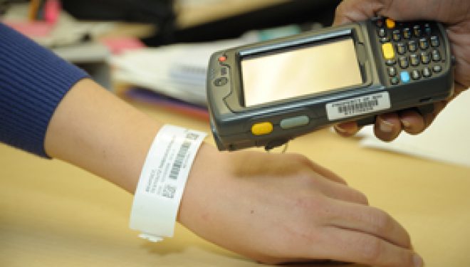 Premieră în sistemul medical românesc: brățări cu cod de bare Premieră în sistemul medical românesc: brățări cu cod de bare