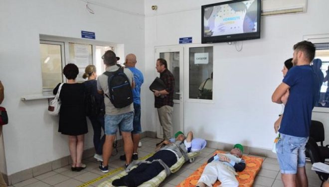 Scandal uriaş la CAS Bihor, după ce patru bolnavi au fost aduşi pe targă la sediul instituţiei, şi lăsaţi pe jos. Scandal uriaş la CAS Bihor, după ce patru bolnavi au fost aduşi pe targă la sediul instituţiei, şi lăsaţi pe jos.