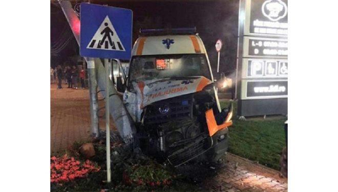 Un medic şi o asistentă, răniţi după ce ambulanţa în care se aflau a fost implicată într-un accident Un medic şi o asistentă, răniţi după ce ambulanţa în care se aflau a fost implicată într-un accident