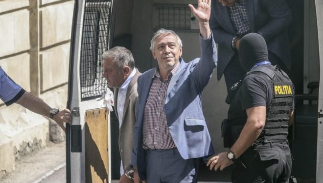 Directorii şi funcţionarii CNAS care au fost arestaţi în ancheta decontărilor fictive, plasaţi în arest la domiciliu Directorii şi funcţionarii CNAS care au fost arestaţi în ancheta decontărilor fictive, plasaţi în arest la domiciliu
