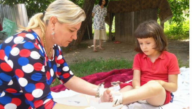 Asistenta medicală „eroină“, care a reuşit să vaccineze 99% dintre copiii din 14 sate. „Am mame care mă sună pentru orice“ Asistenta medicală „eroină“, care a reuşit să vaccineze 99% dintre copiii din 14 sate. „Am mame care mă sună pentru orice“