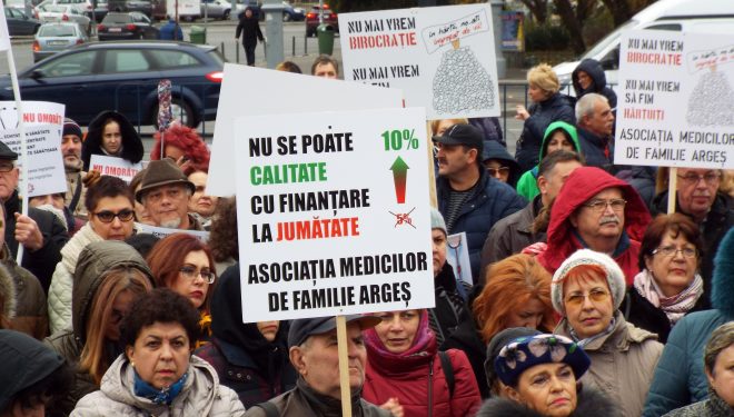 3.000 de medici au redepus Jurământul lui Hipocrat sub geamul Guvernului 3.000 de medici au redepus Jurământul lui Hipocrat sub geamul Guvernului