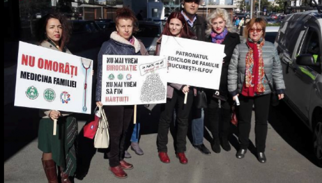 PROTEST al medicilor de familie. Nemulţumirile, legate de subfinanţarea sistemului: “Milioane de pacienţi, fără îngrijire medicală” PROTEST al medicilor de familie. Nemulţumirile, legate de subfinanţarea sistemului: “Milioane de pacienţi, fără îngrijire medicală”