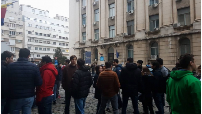 Rezidentii protesteaza la Ministerul Sanatatii: Reinvatam sa spunem NU. Acesta este momentul! Rezidentii protesteaza la Ministerul Sanatatii: Reinvatam sa spunem NU. Acesta este momentul!