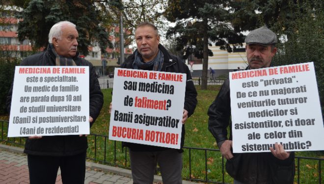 Medicii de familie din Bistrita au pichetat sediile prefecturilor Medicii de familie din Bistrita au pichetat sediile prefecturilor