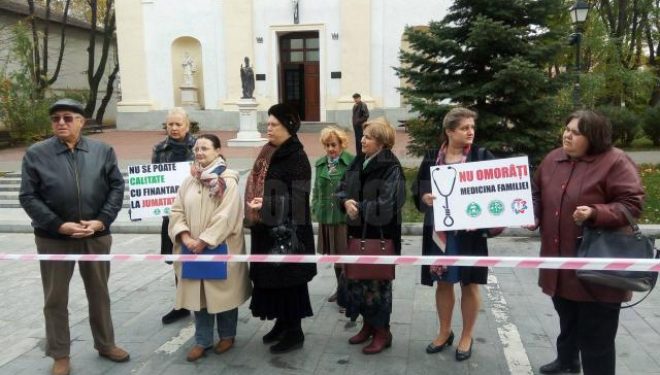 Medici de familie au pichetat sediul CAS și Prefectura Suceava Medici de familie au pichetat sediul CAS și Prefectura Suceava