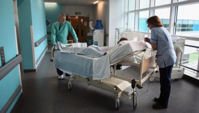 Medicii britanici îi solicită Theresei May să ia măsuri pentru ca pacienţii “să nu mai moară pe holurile spitalelor” Medicii britanici îi solicită Theresei May să ia măsuri pentru ca pacienţii “să nu mai moară pe holurile spitalelor”
