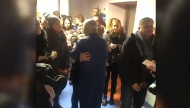 Video. Petrecere surpriză pentru un medic, la spitalul Marie Curie. Sorina Pintea, prezentă Video. Petrecere surpriză pentru un medic, la spitalul Marie Curie. Sorina Pintea, prezentă
