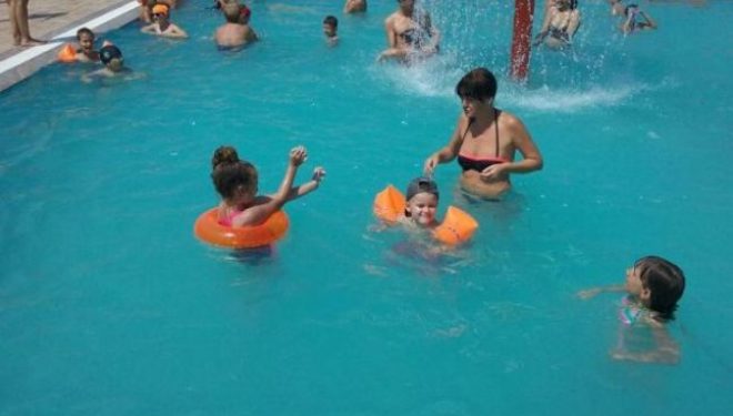 Ce indică mirosul
înţepător de clor al apei din piscină. Boli de piele pe care le poţi lua din
bazinele publice Ce indică mirosul
înţepător de clor al apei din piscină. Boli de piele pe care le poţi lua din
bazinele publice