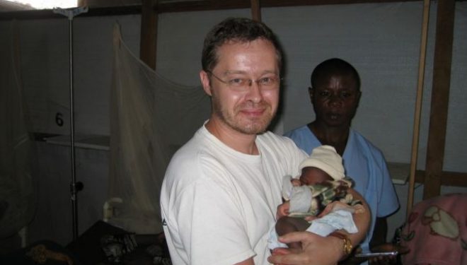 Medici fără frontiere. Chirurg: „La prima misiune, în Republica Africa Centrală aveam un şofer care
vorbea bine româneşte“ Medici fără frontiere. Chirurg: „La prima misiune, în Republica Africa Centrală aveam un şofer care
vorbea bine româneşte“