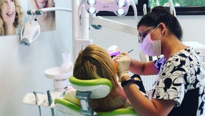„Copiii care au o sănătate orală precară
absentează de la şcoală de trei ori mai mult decât colegii lor“. Când trebuie programaţi cei mici la dentist „Copiii care au o sănătate orală precară
absentează de la şcoală de trei ori mai mult decât colegii lor“. Când trebuie programaţi cei mici la dentist