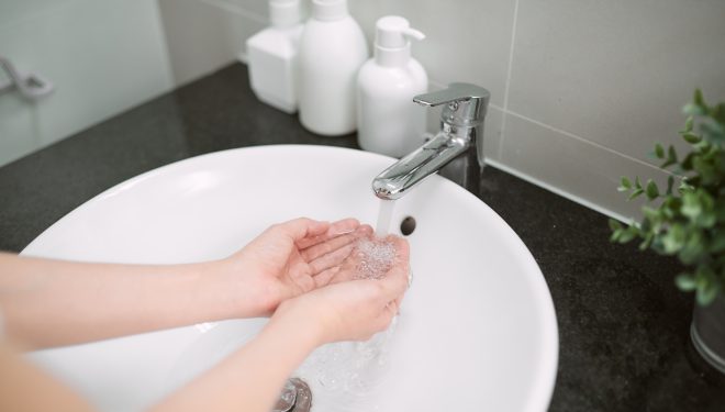 Câteva reguli simple care te pot feri de coronavirus. Recomandări din partea UMF „Carol Davila” Câteva reguli simple care te pot feri de coronavirus. Recomandări din partea UMF „Carol Davila”
