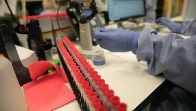 Anchetă la Timișoara, după gestul controversat al cercetătorului care și-a administrat un vaccin neomologat. „Legea îmi permite” Anchetă la Timișoara, după gestul controversat al cercetătorului care și-a administrat un vaccin neomologat. „Legea îmi permite”