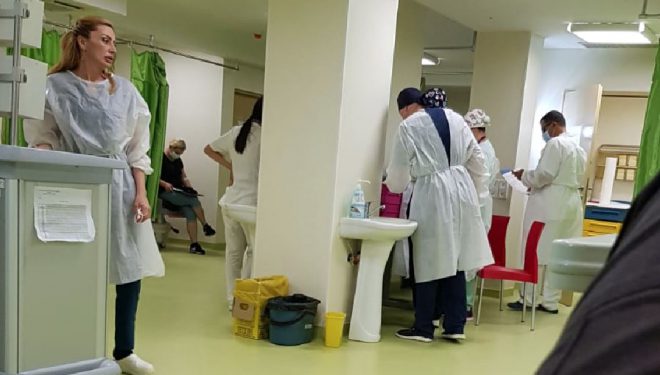 Asistentă medicală de la UPU Craiova, fără mască în spital Asistentă medicală de la UPU Craiova, fără mască în spital