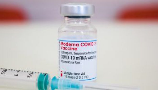 CEO-ul Moderna spune că vaccinurile anti-COVID vor fi mai puţin eficiente în combaterea variantei Omicron
