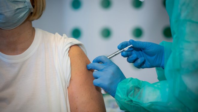 Simptomele unei posibile tromboze. EMA anunță care sunt semnele la care ar trebui să fie atenți cei vaccinați cu serul AstraZeneca Simptomele unei posibile tromboze. EMA anunță care sunt semnele la care ar trebui să fie atenți cei vaccinați cu serul AstraZeneca