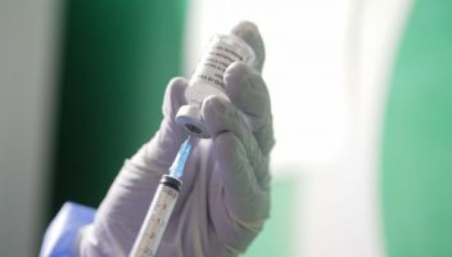 Universitatea Oxford spune că nu există încă dovezi că vaccinurile anti-COVID nu vor proteja împotriva formelor severe de la Omicron