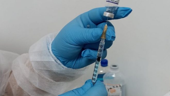 Vaccinurile actuale ar putea fi ineficiente în cazul noii tulpini Omicron. Moderna a început primele teste